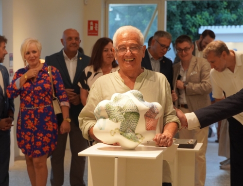 El ceramista serbi Velimir Vukicevic rep el premi de la IX Biennal Internacional de Ceràmica de Marratxí (BICMA) 